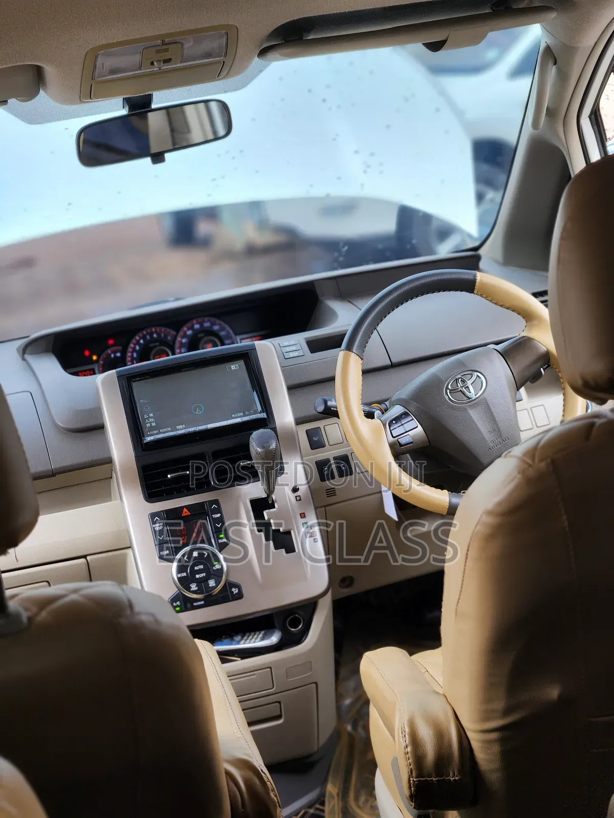 Toyota Noah 2.0 143hp AWD (8 Seater) 2010 White