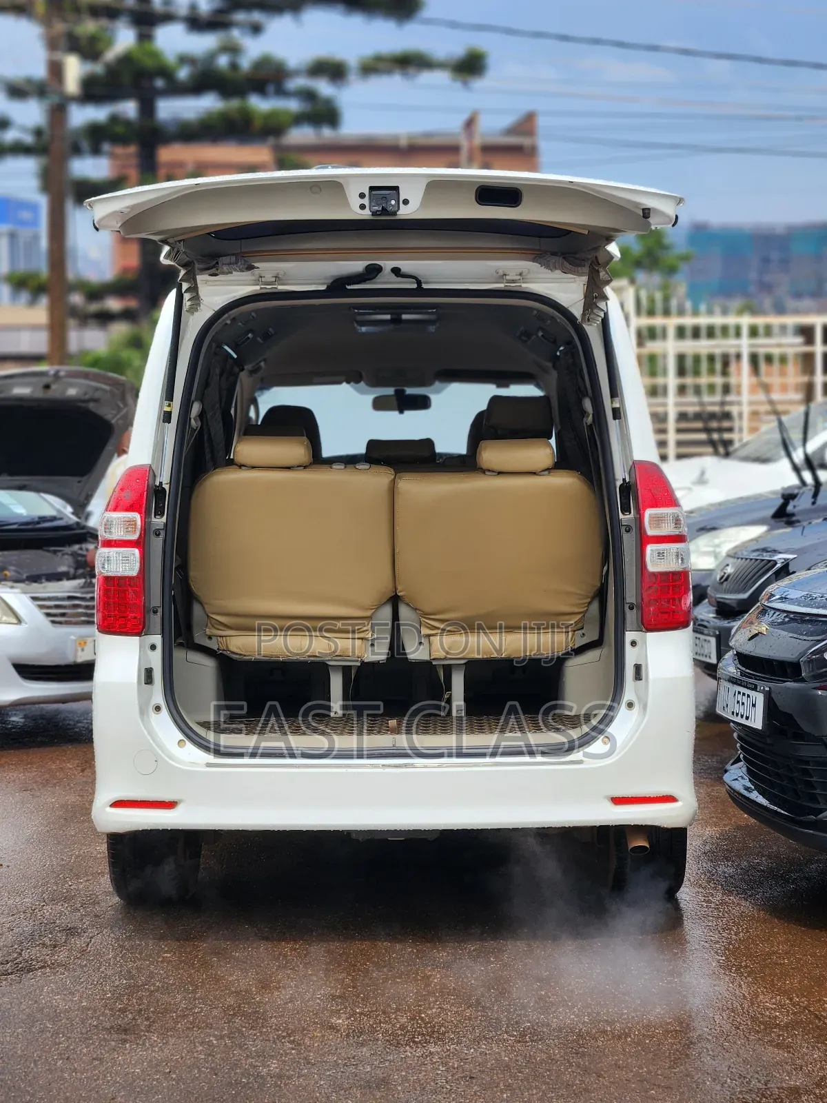 Toyota Noah 2.0 143hp AWD (8 Seater) 2010 White