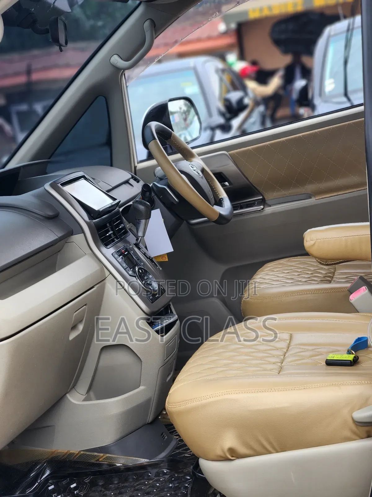 Toyota Noah 2.0 143hp AWD (8 Seater) 2010 White