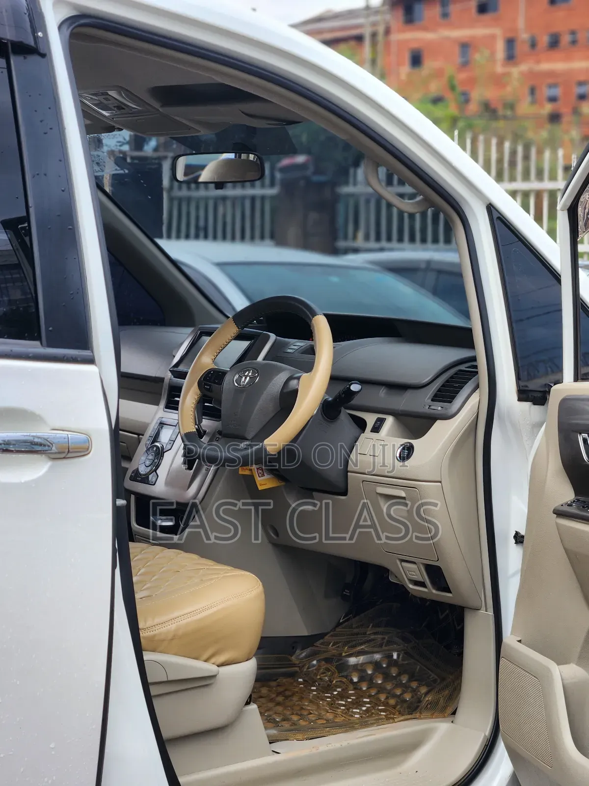 Toyota Noah 2.0 143hp AWD (8 Seater) 2010 White