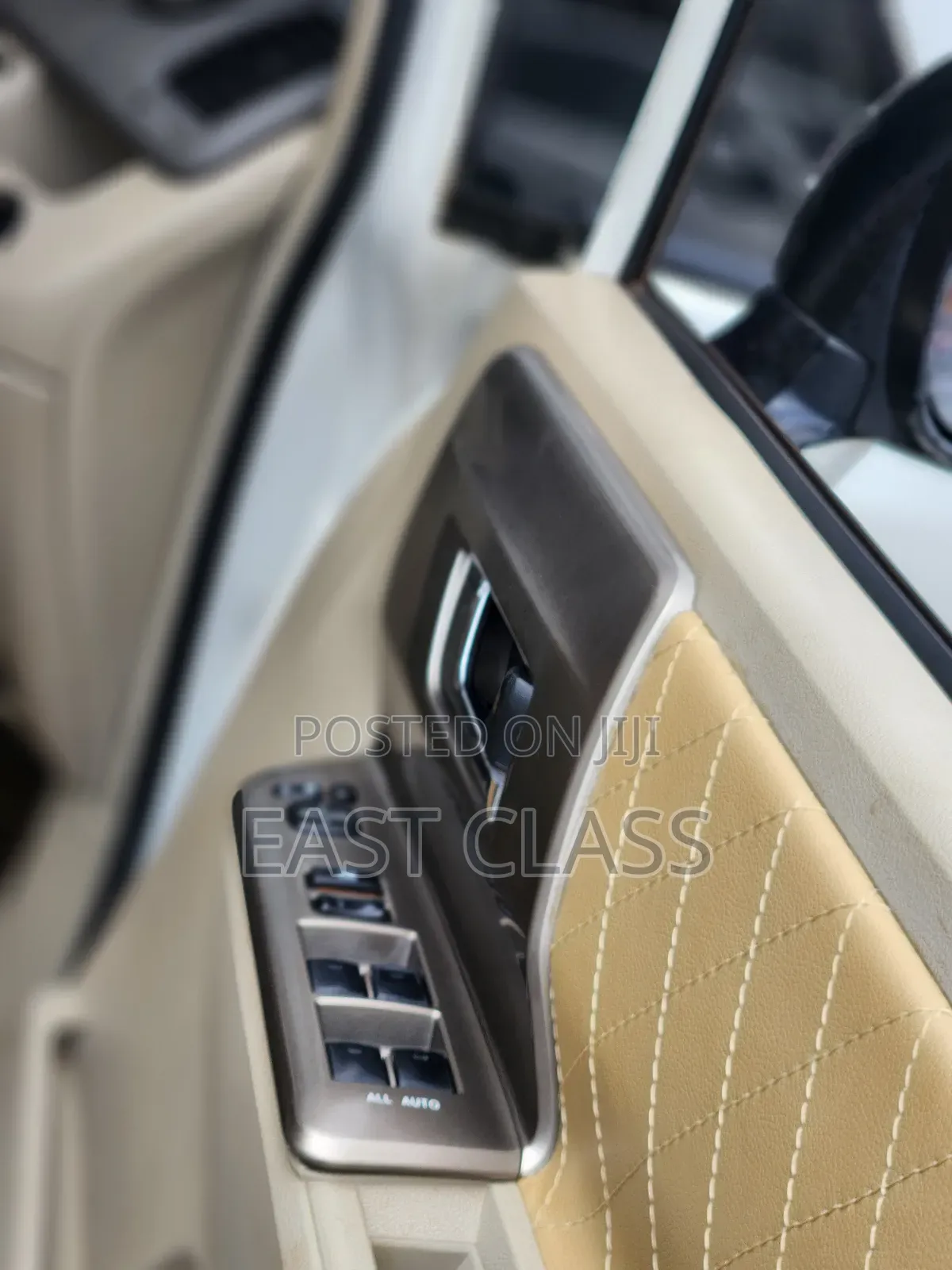 Toyota Noah 2.0 143hp AWD (8 Seater) 2010 White