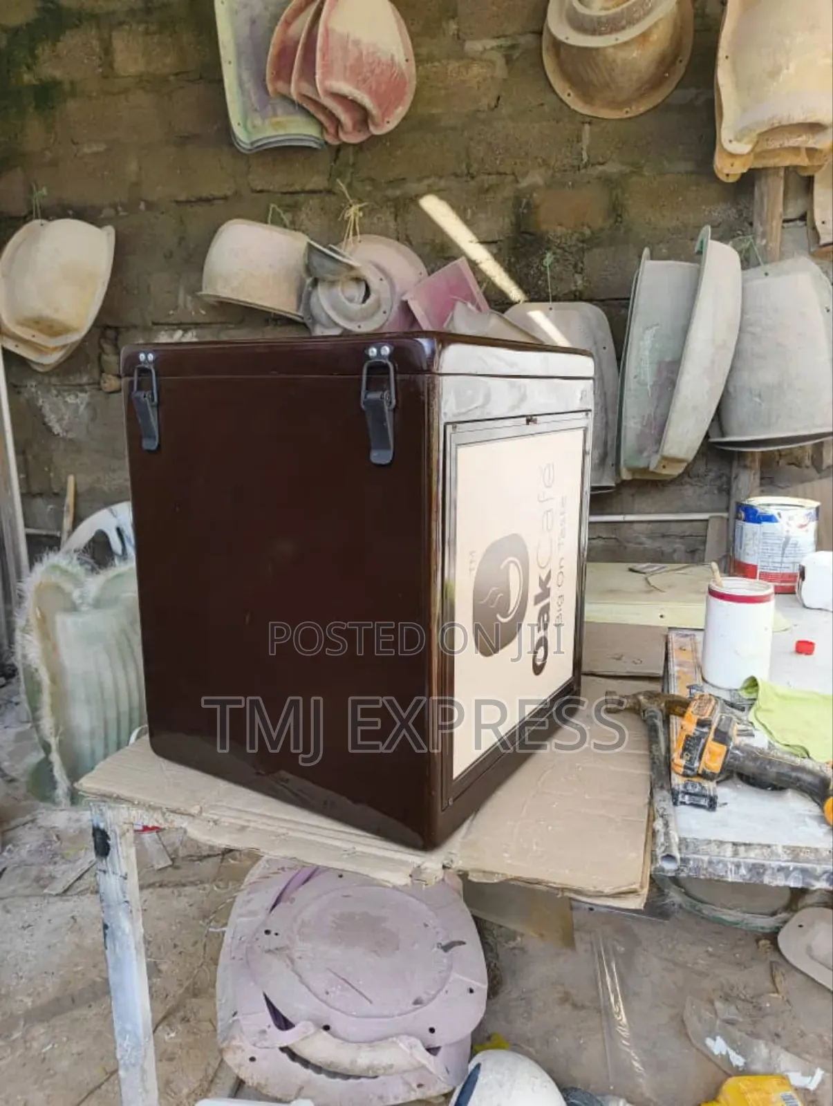 Food Delivery Boxes With Lights Made of Fibre Glass