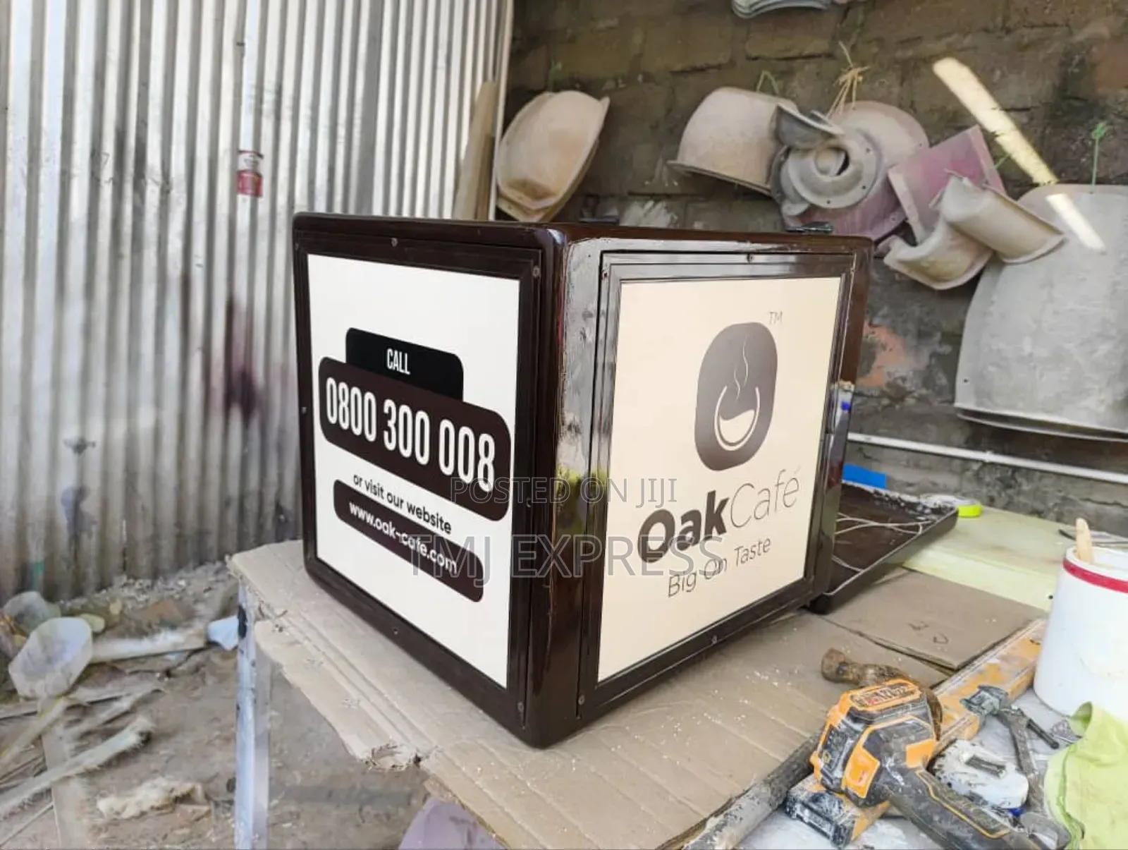 Food Delivery Boxes With Lights Made of Fibre Glass