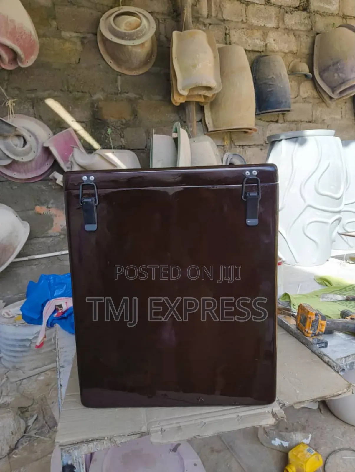 Food Delivery Boxes With Lights Made of Fibre Glass