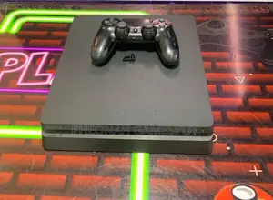 A Very Special Chipped Ps4 Slim. Don’T Ask Questions, Just Play. 2pads