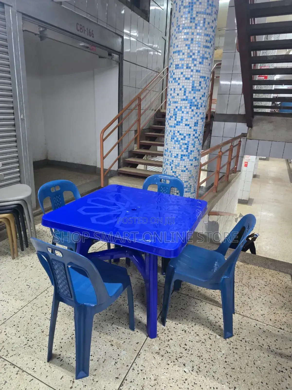 Indoor/Outdoor Plastic Table and Chairs Plastic Table and Chairs