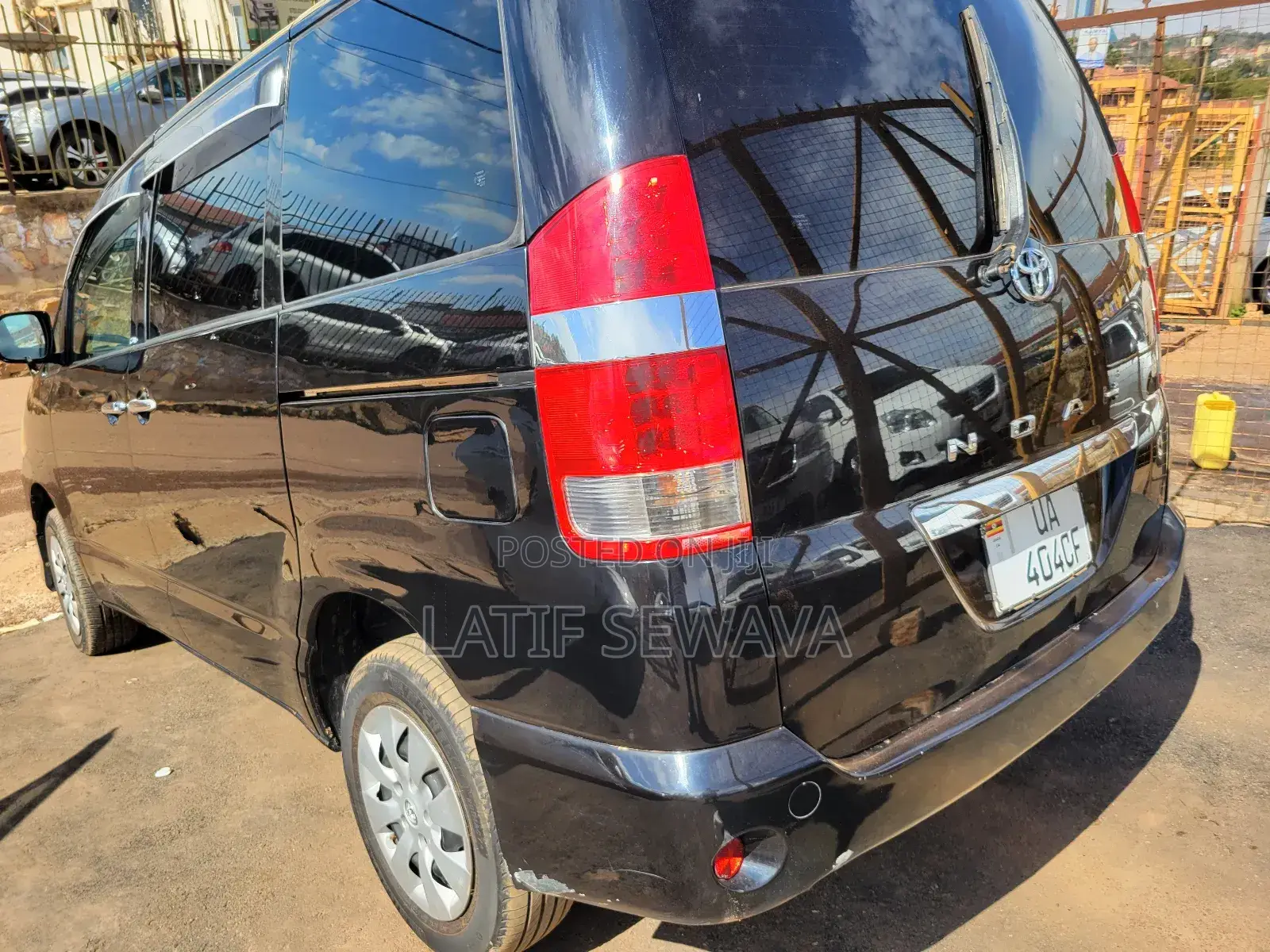 Toyota Noah 2.0 143hp AWD (8 Seater) 2007 Black