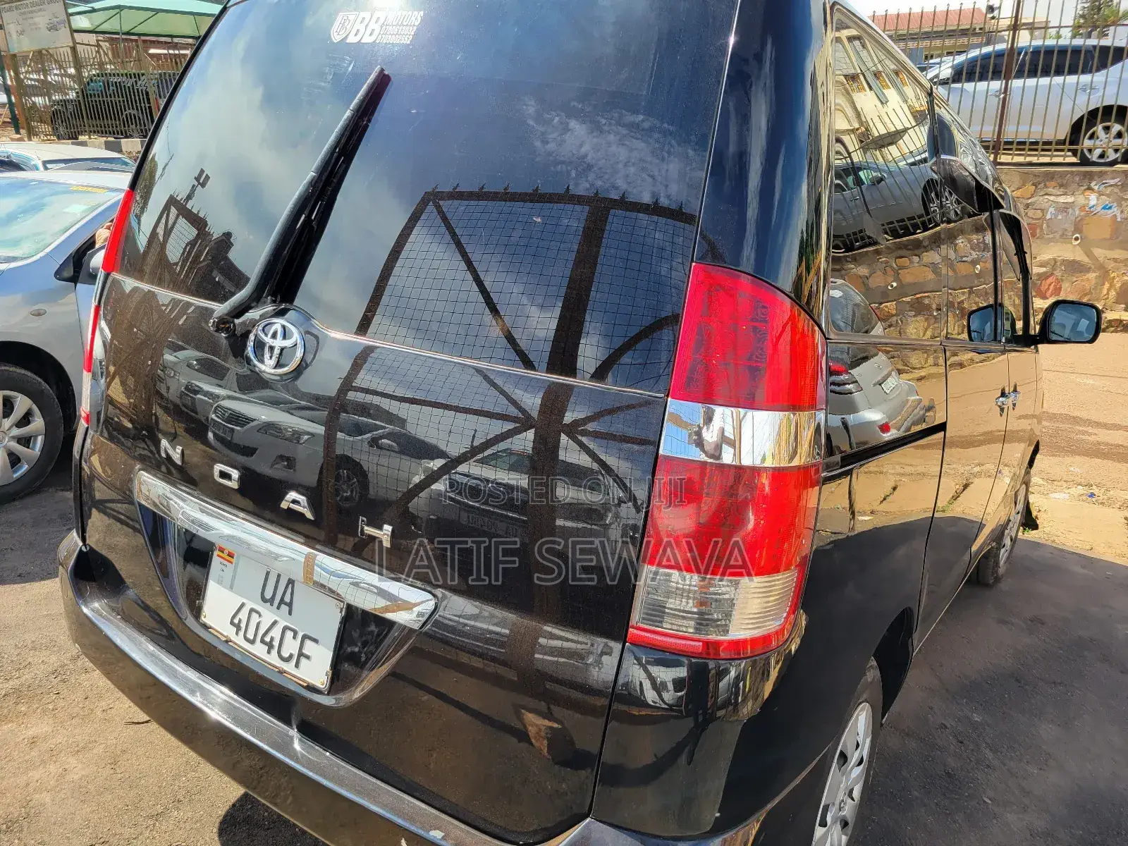 Toyota Noah 2.0 143hp AWD (8 Seater) 2007 Black