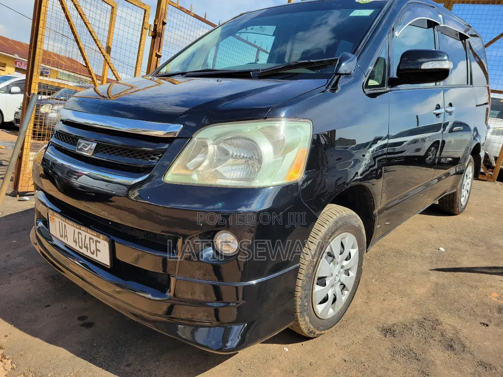 Toyota Noah 2.0 143hp AWD (8 Seater) 2007 Black