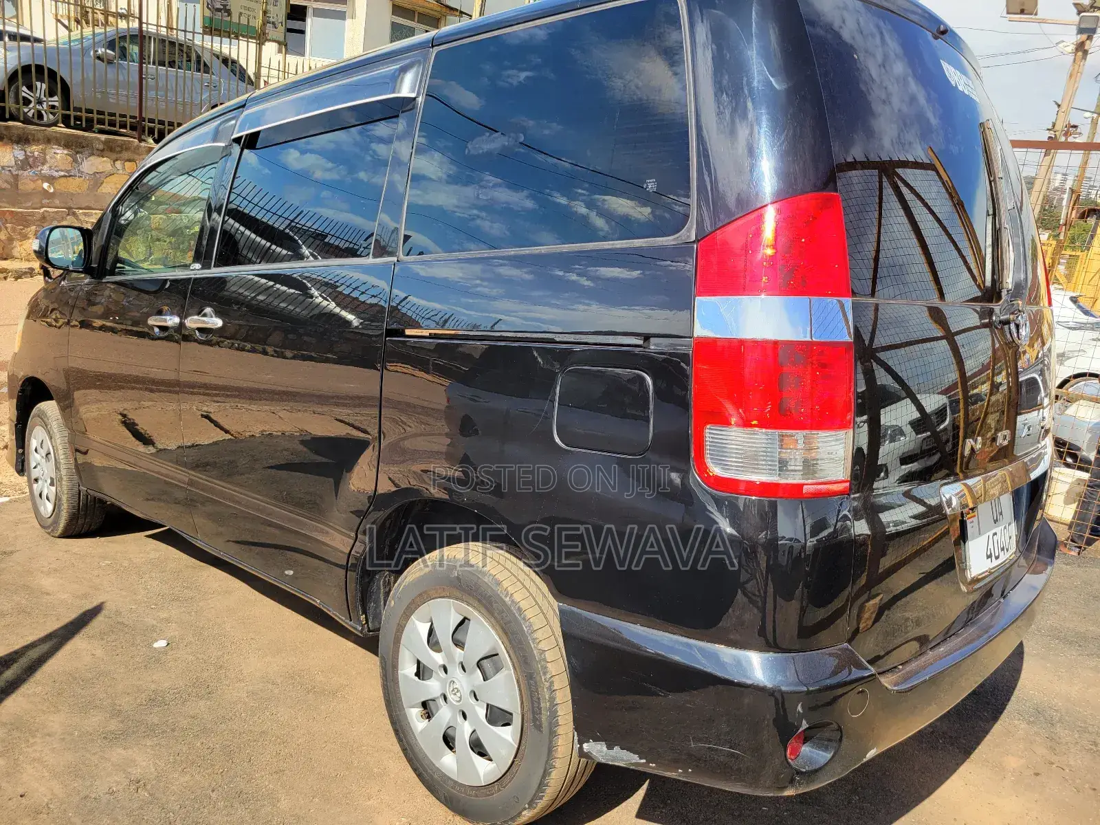 Toyota Noah 2.0 143hp AWD (8 Seater) 2007 Black