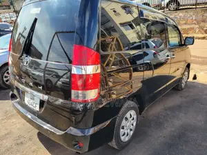 Toyota Noah 2.0 143hp AWD (8 Seater) 2007 Black