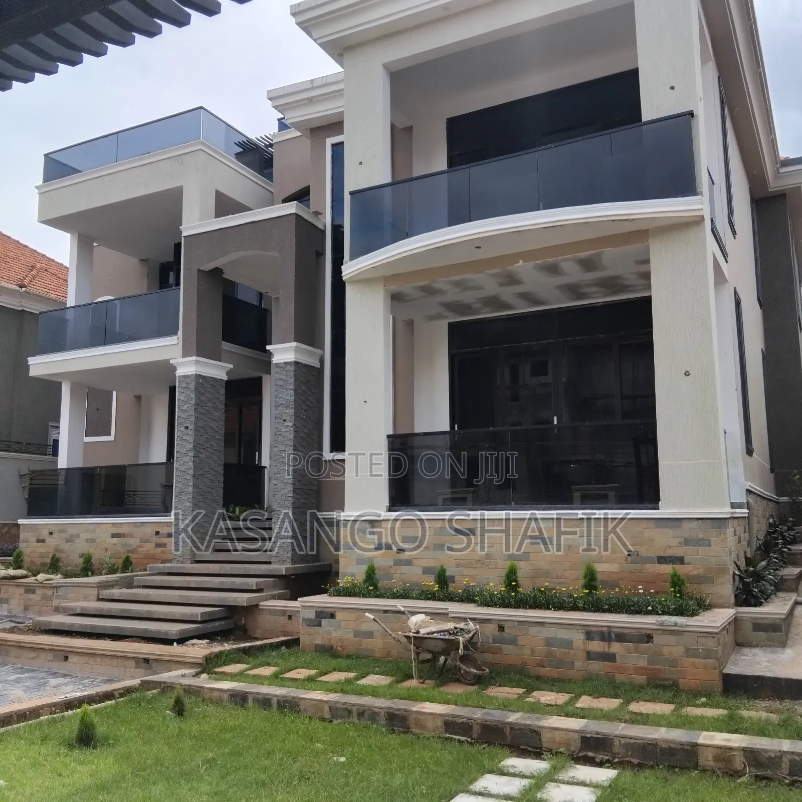 6bdrm Duplex in Kira for sale