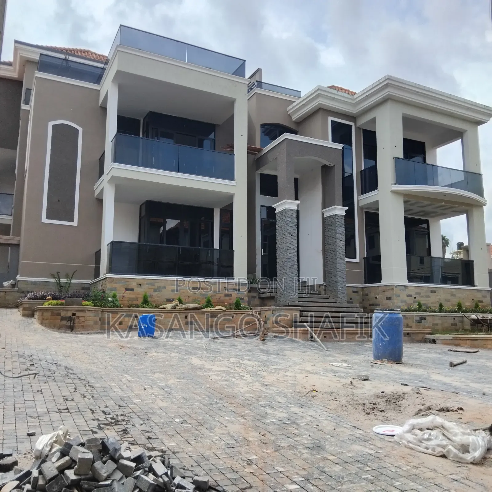 6bdrm Duplex in Kira for sale