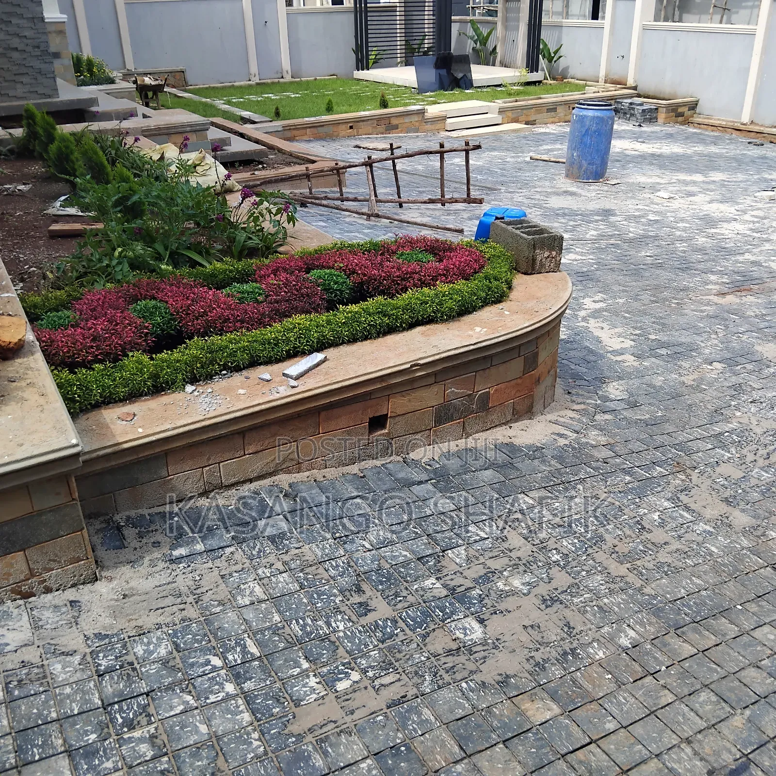 6bdrm Duplex in Kira for sale