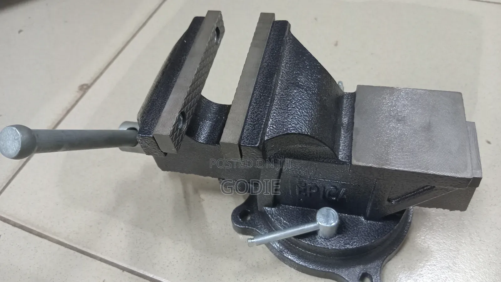 Heavy-Duty Bench Vise Featuring a Swivel Base and a Built-in Anvil.
