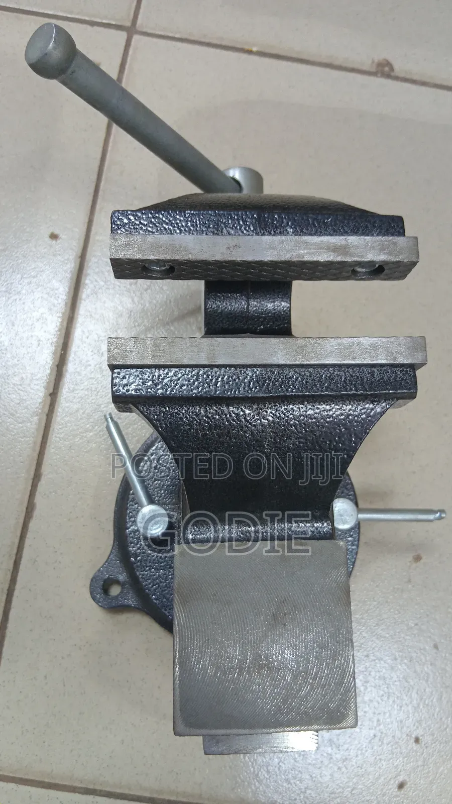 Heavy-Duty Bench Vise Featuring a Swivel Base and a Built-in Anvil.