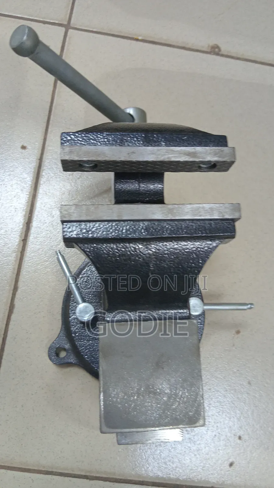 Heavy-Duty Bench Vise Featuring a Swivel Base and a Built-in Anvil.