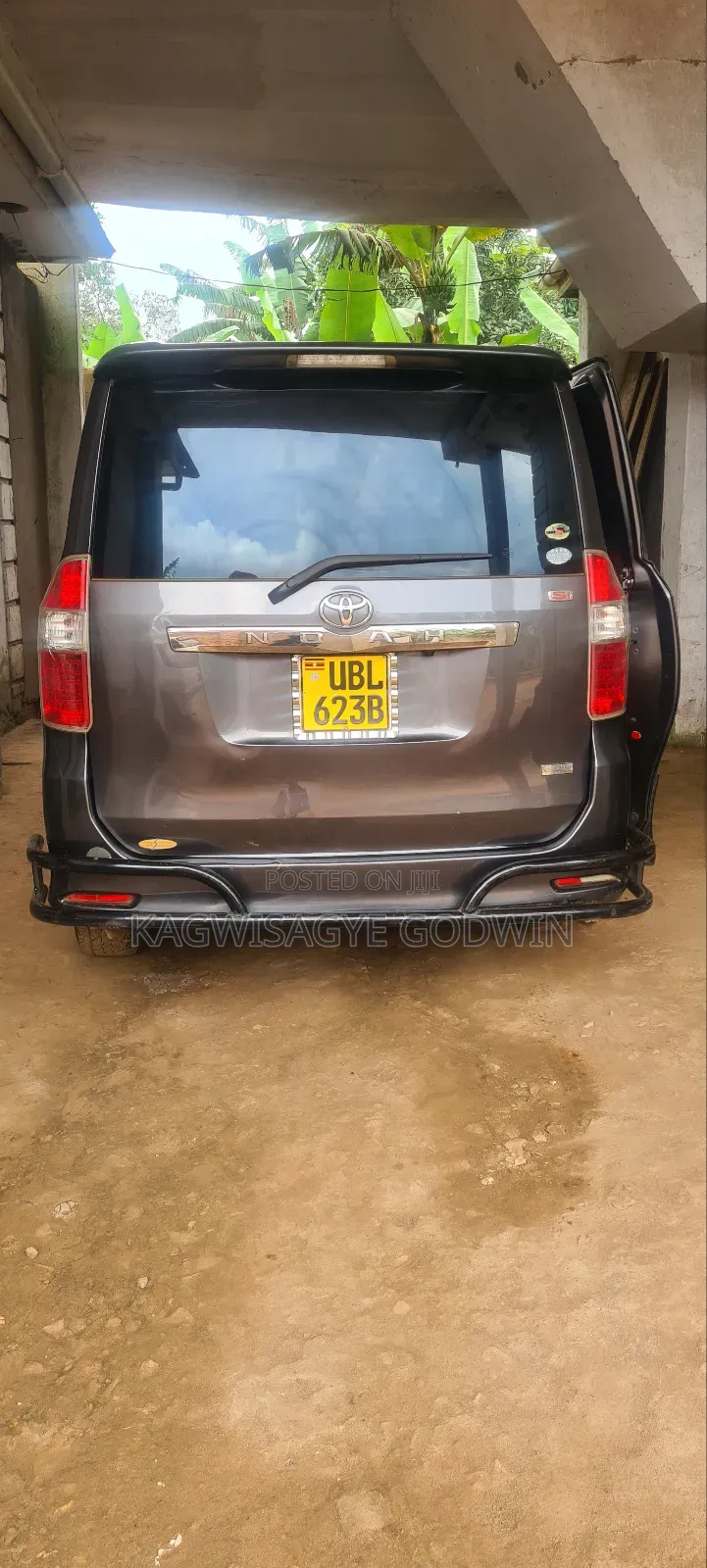 Toyota Noah 2.0 158hp FWD (8 Seater) 2009 Gray