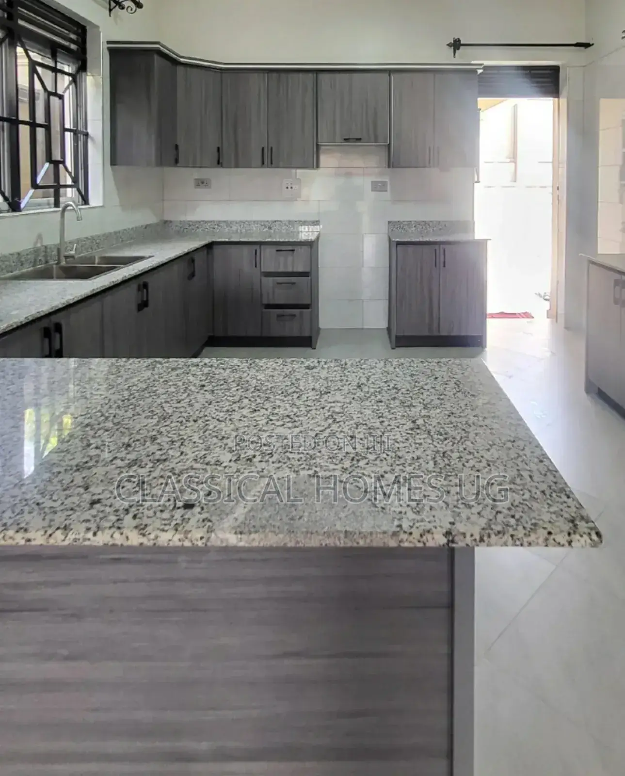 4bdrm Bungalow in Akright Bwebajja, Central Division for rent