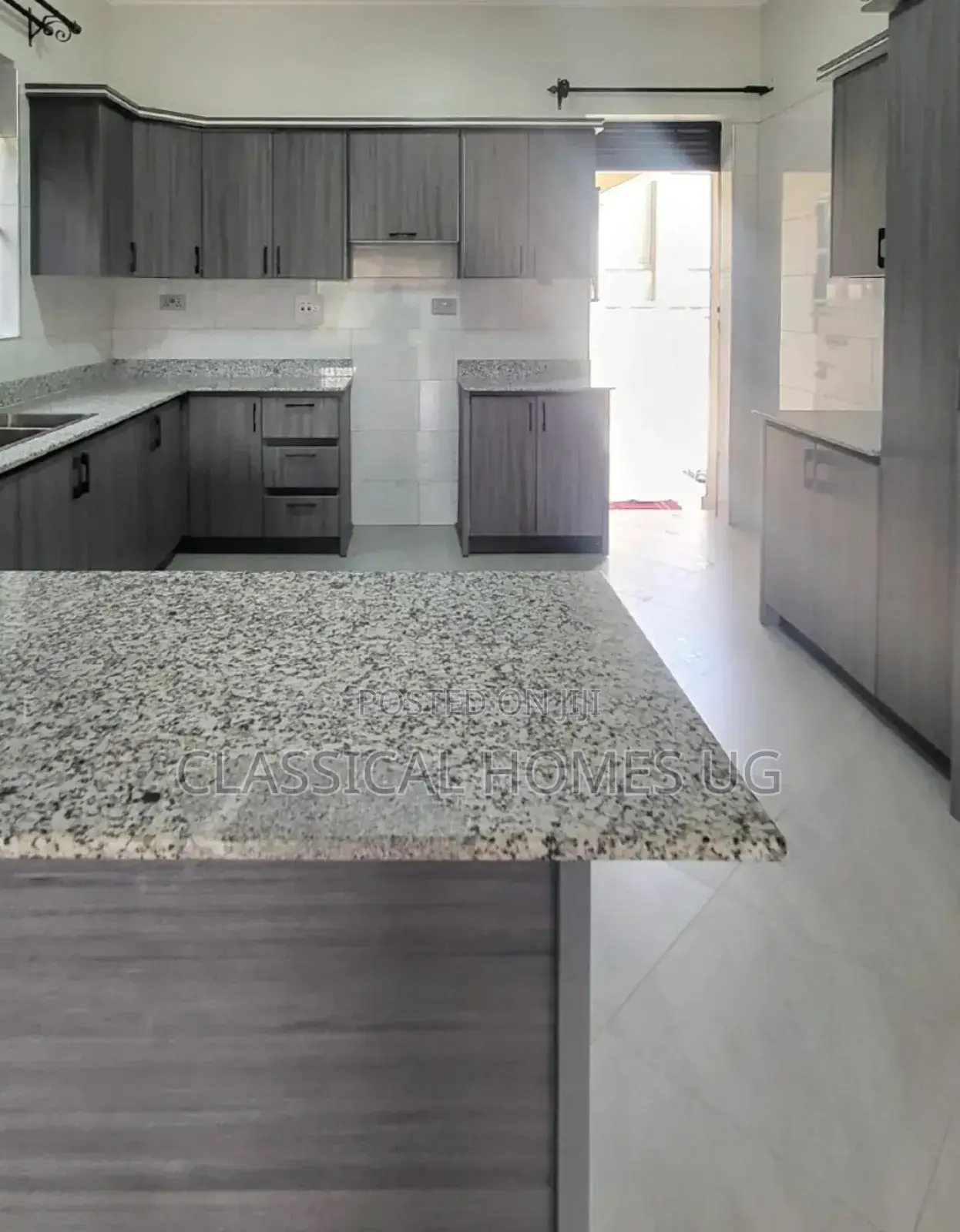 4bdrm Bungalow in Akright Bwebajja, Central Division for rent