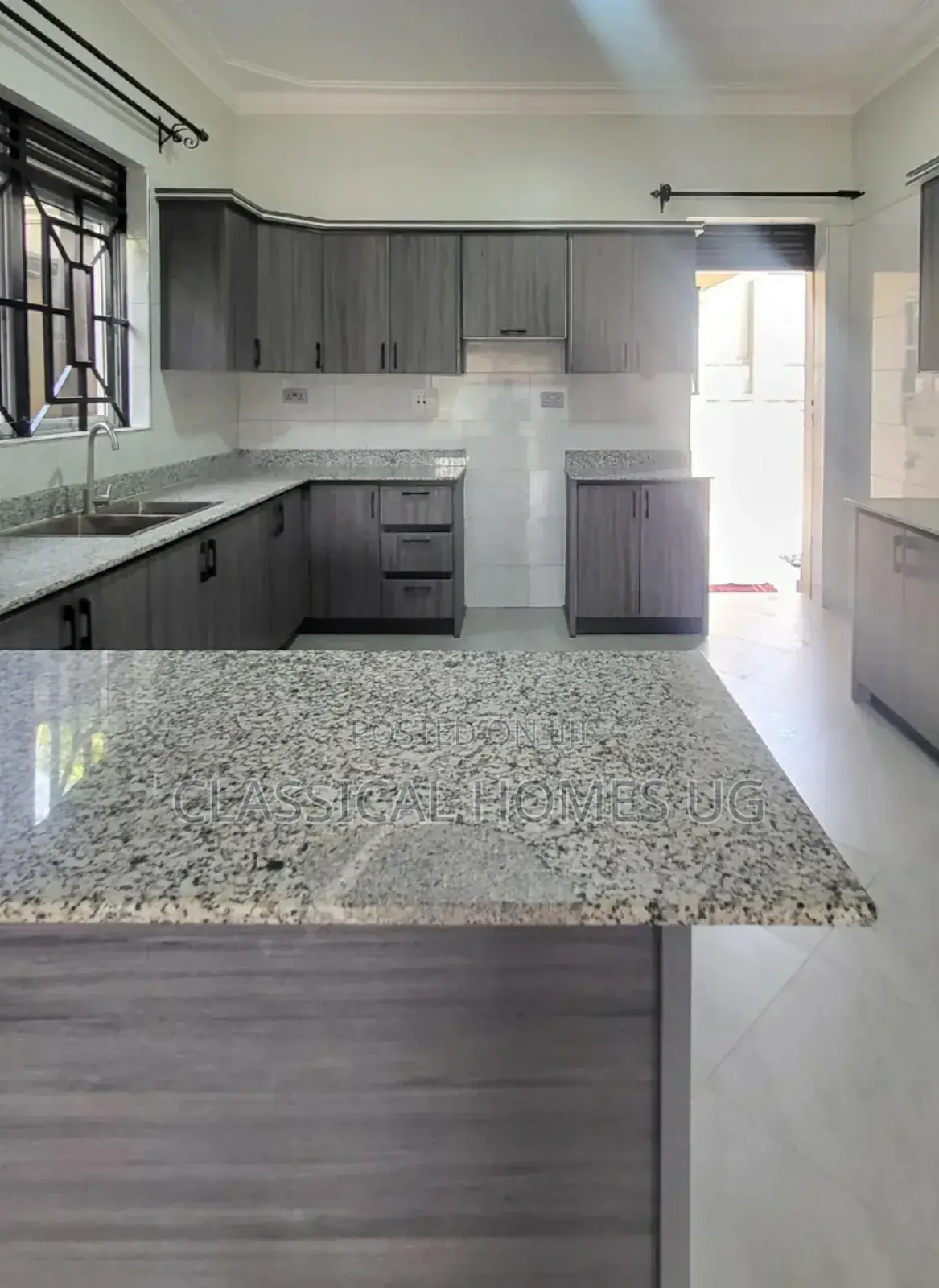 4bdrm Bungalow in Akright Bwebajja, Central Division for rent