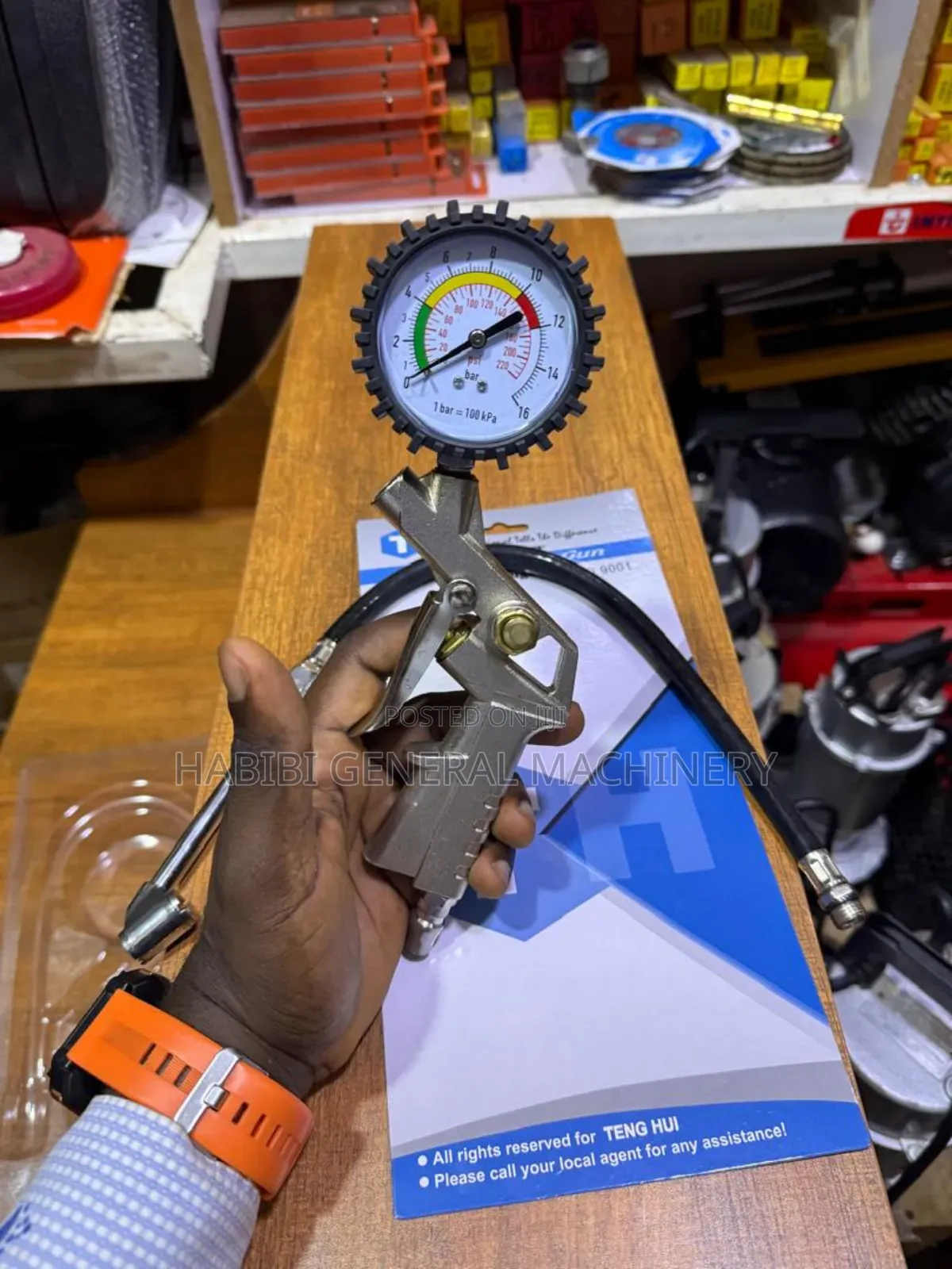 Analog Tire Pressure Gauge With Inflator