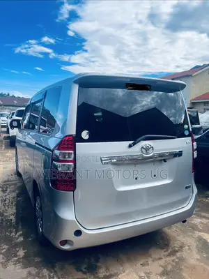 Toyota Noah 2012 Silver