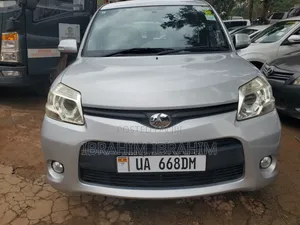 Toyota Sienta 2012 Silver