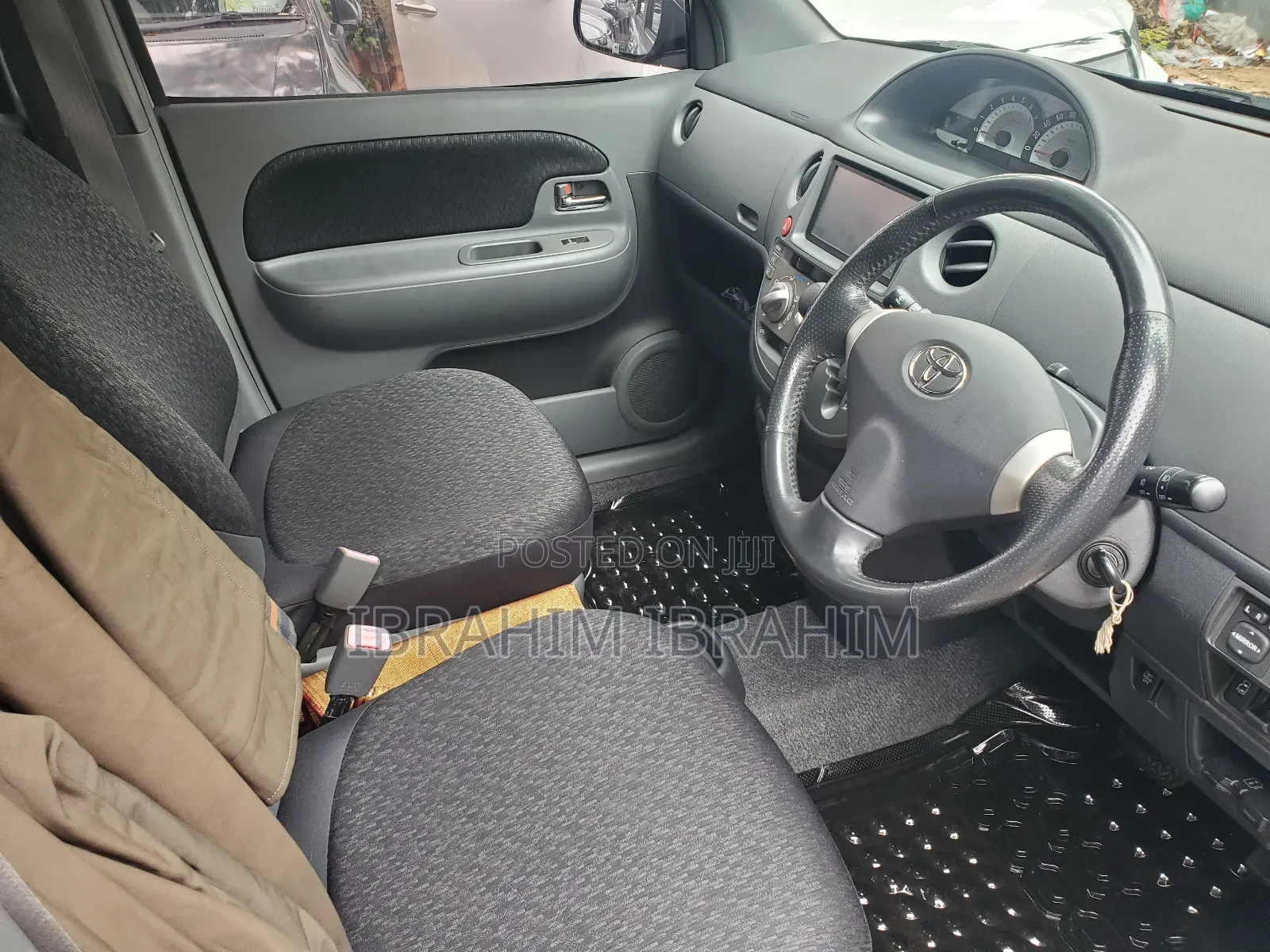 Toyota Sienta 2012 Silver