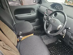 Toyota Sienta 2012 Silver