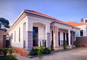 5bdrm House in Kyaliwajara, Nakawa for sale