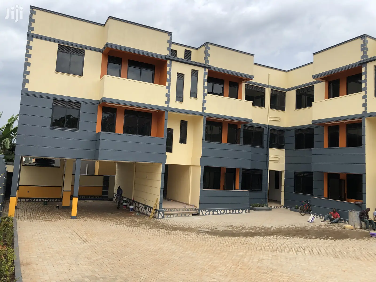 Condomimiums In Kira Tarmacked Neighborhood For Sell