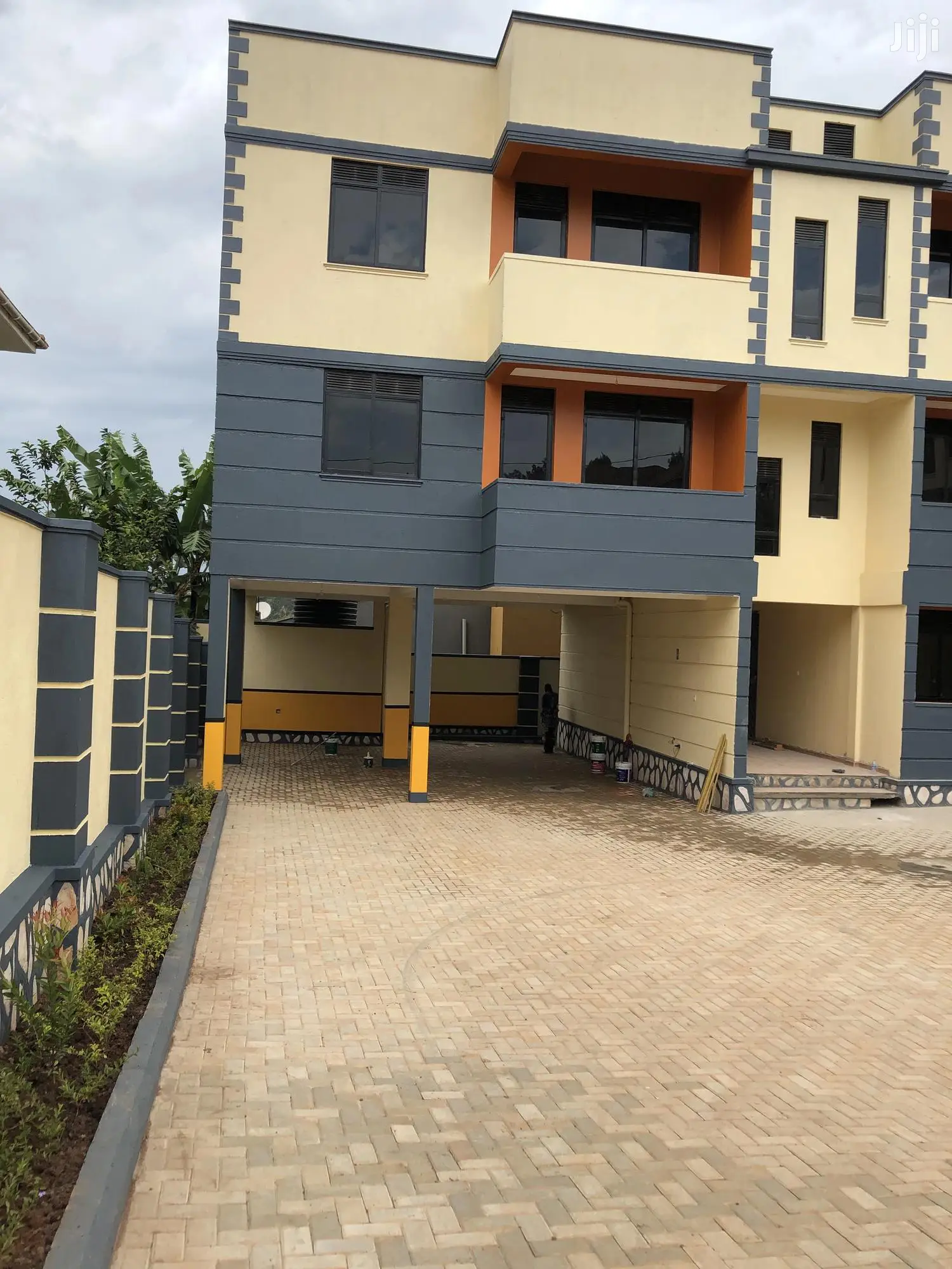 Condomimiums In Kira Tarmacked Neighborhood For Sell