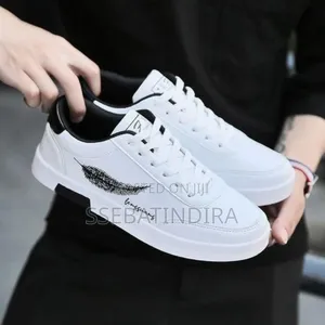 Classic Style Men's Sports Shoes White Sneakers Lace Up Outdoor Shoes