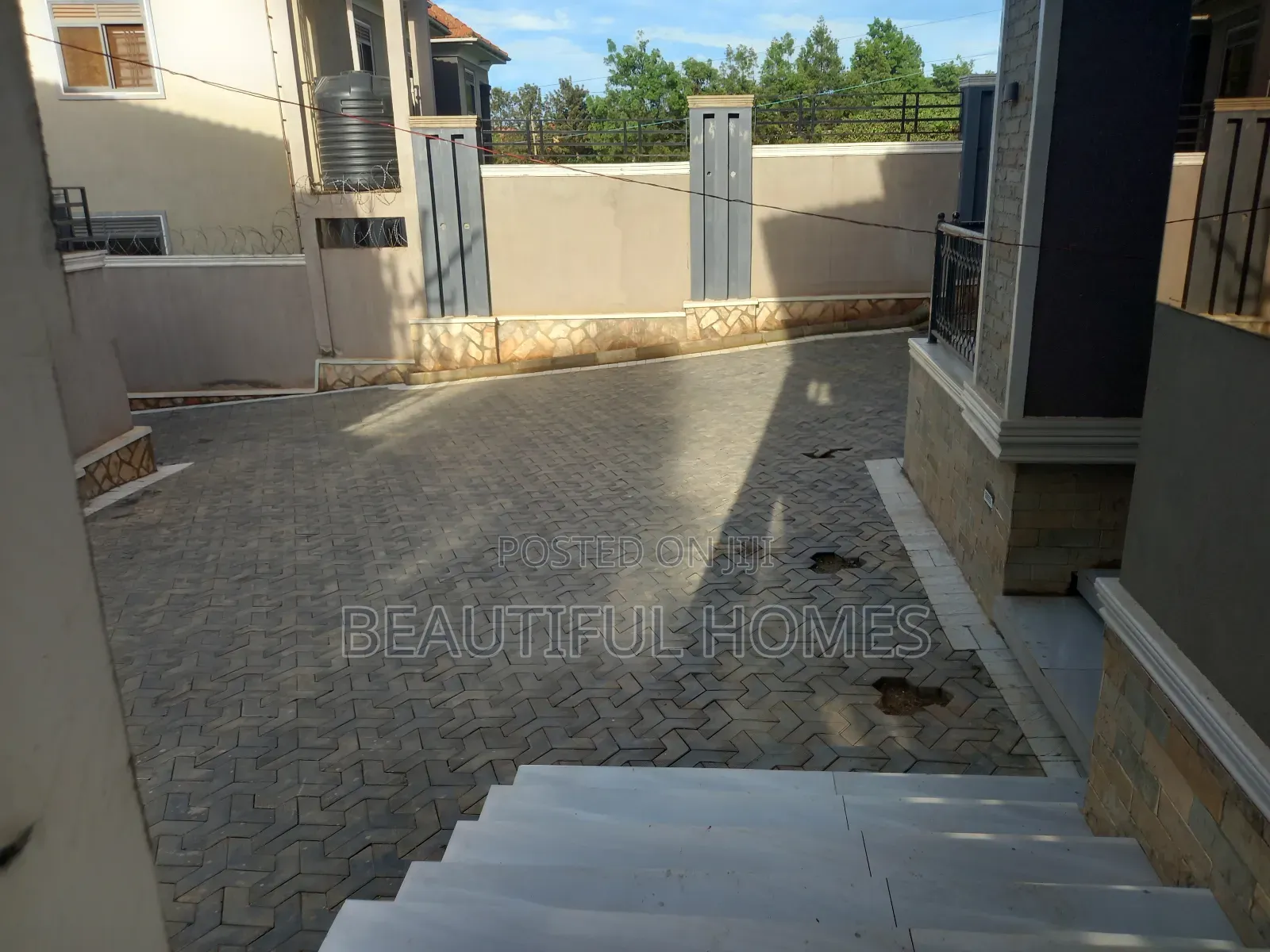 Furnished 5bdrm Duplex in Kira for sale