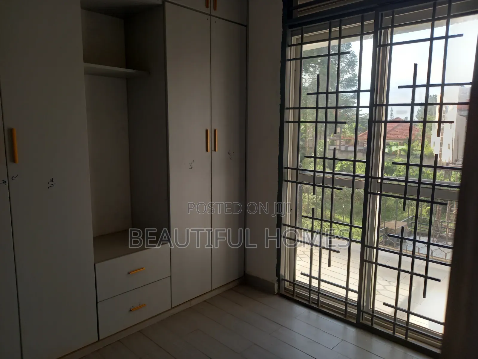 Furnished 5bdrm Duplex in Kira for sale