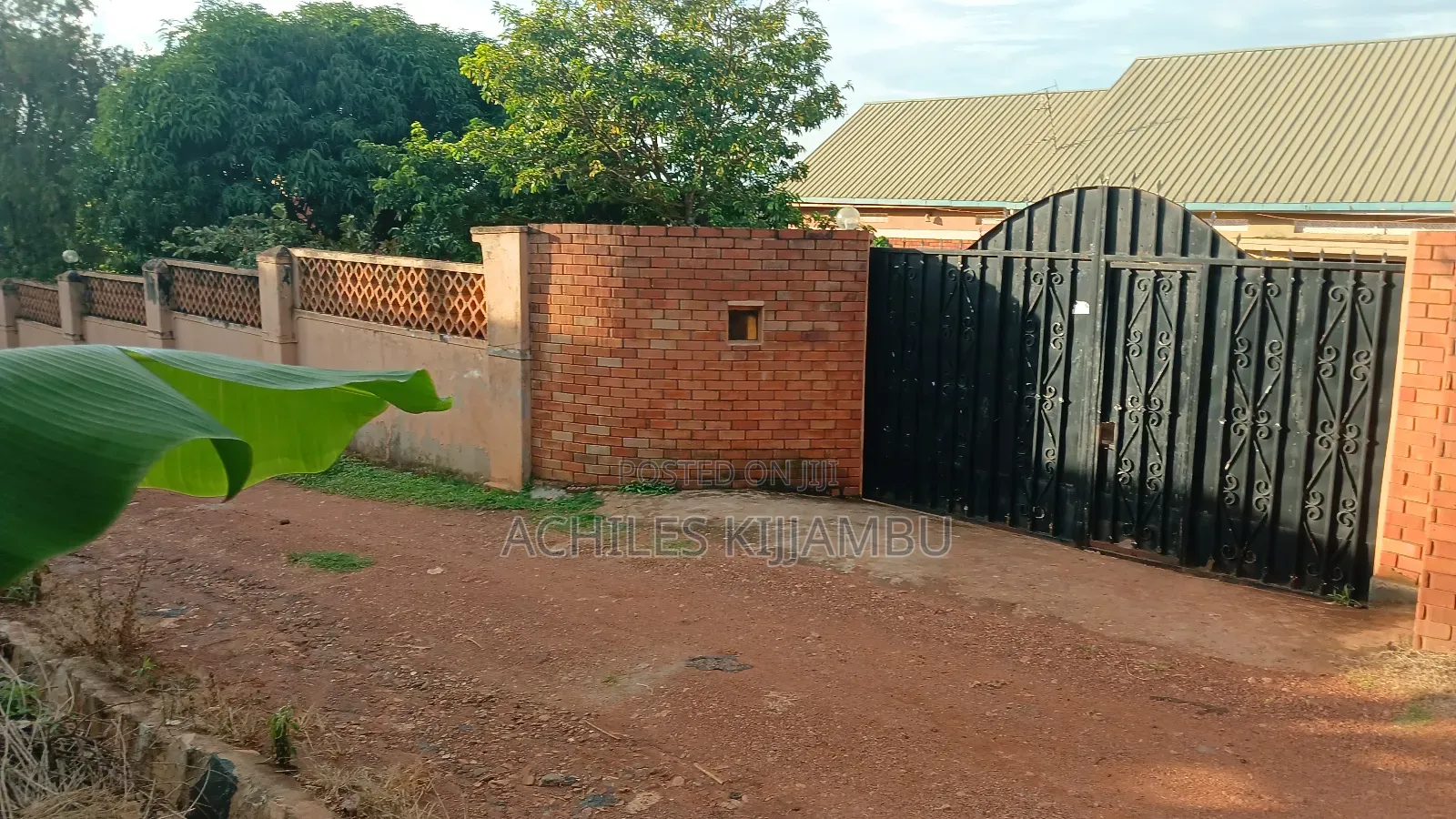 7bdrm Bungalow in Rev Father'S Estate, Mukono TC for sale