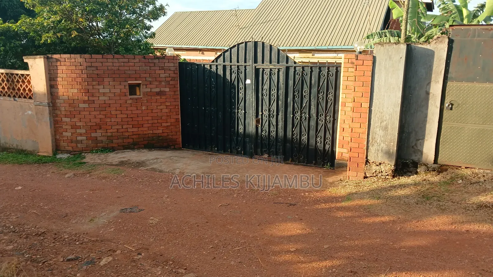 7bdrm Bungalow in Rev Father'S Estate, Mukono TC for sale