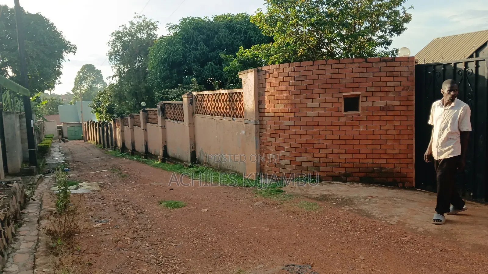 7bdrm Bungalow in Rev Father'S Estate, Mukono TC for sale