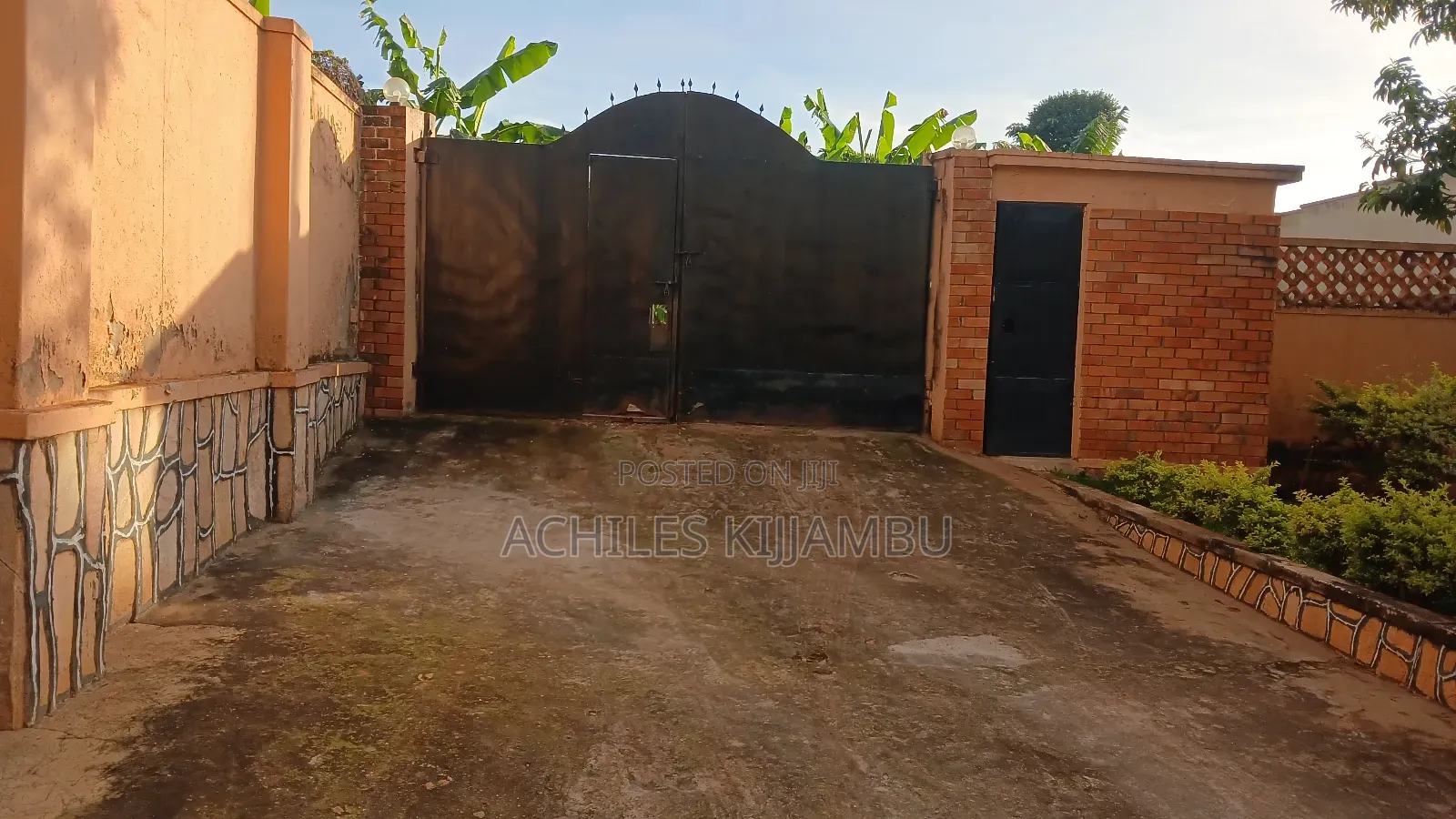 7bdrm Bungalow in Rev Father'S Estate, Mukono TC for sale