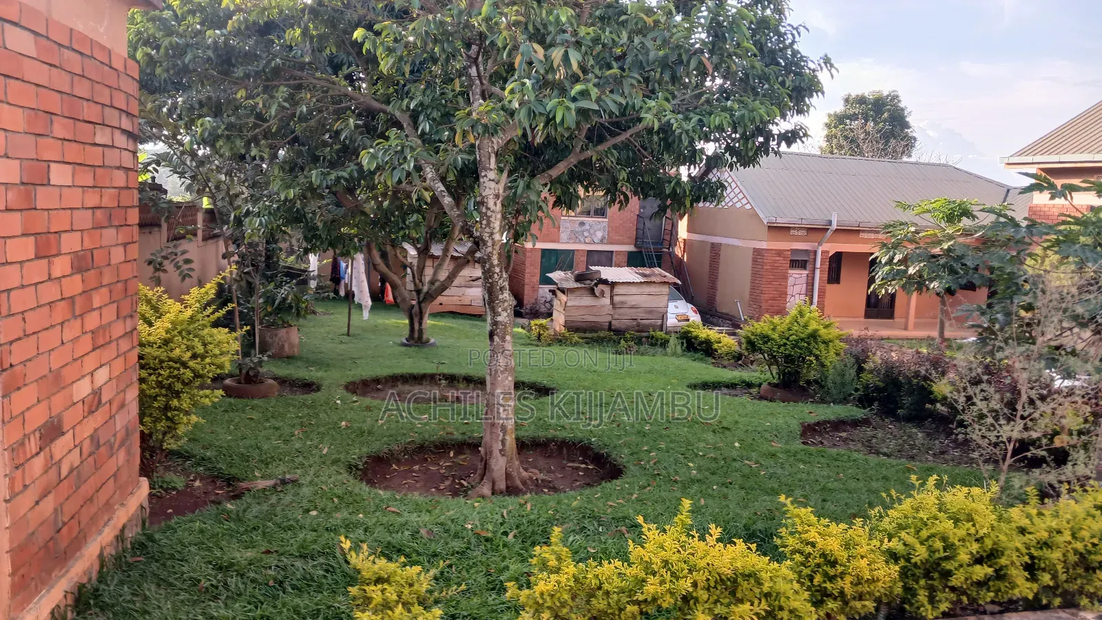 7bdrm Bungalow in Rev Father'S Estate, Mukono TC for sale