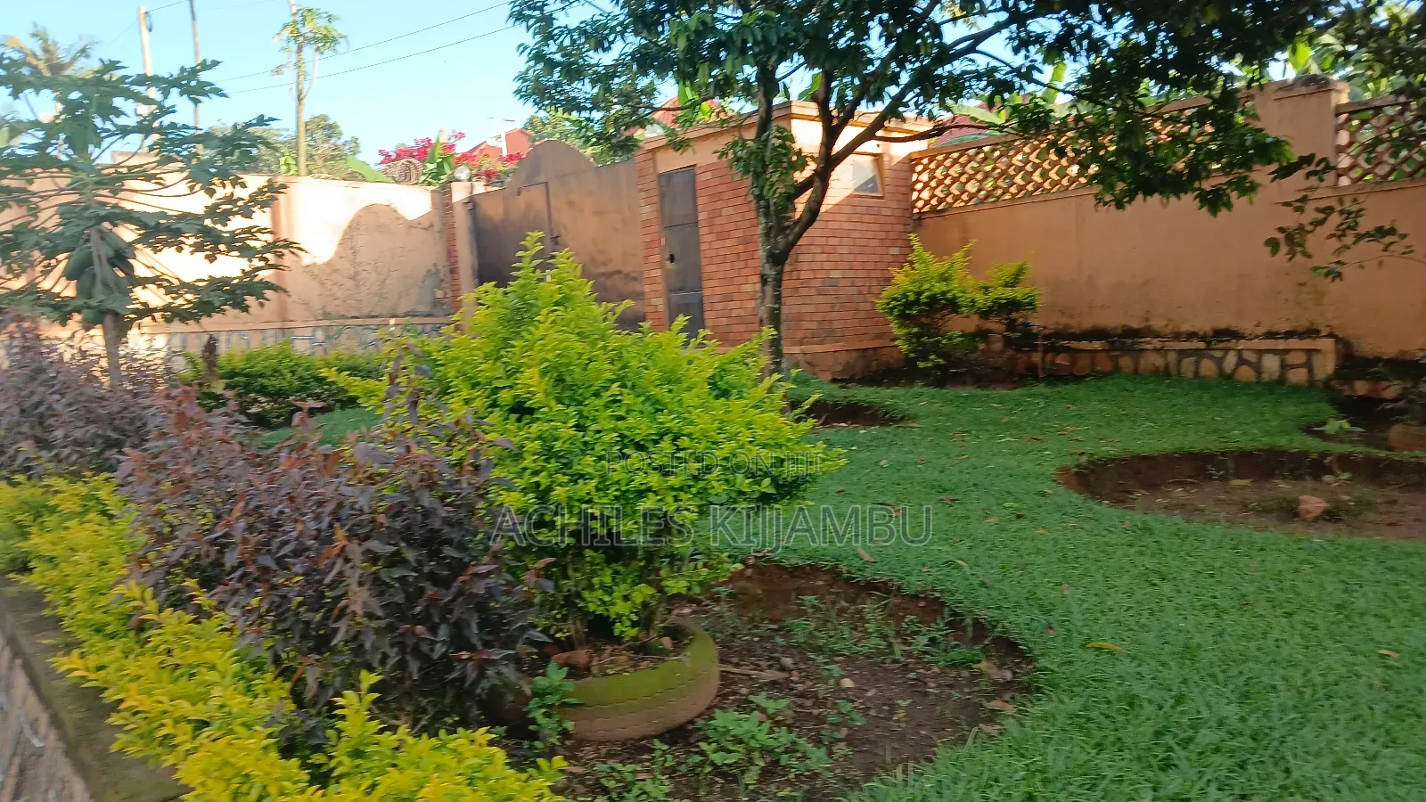 7bdrm Bungalow in Rev Father'S Estate, Mukono TC for sale