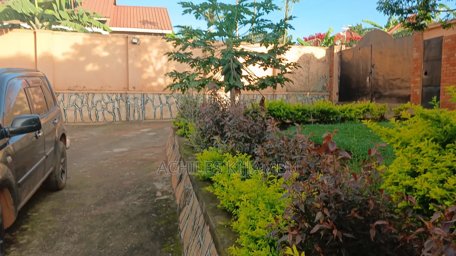 7bdrm Bungalow in Rev Father'S Estate, Mukono TC for sale