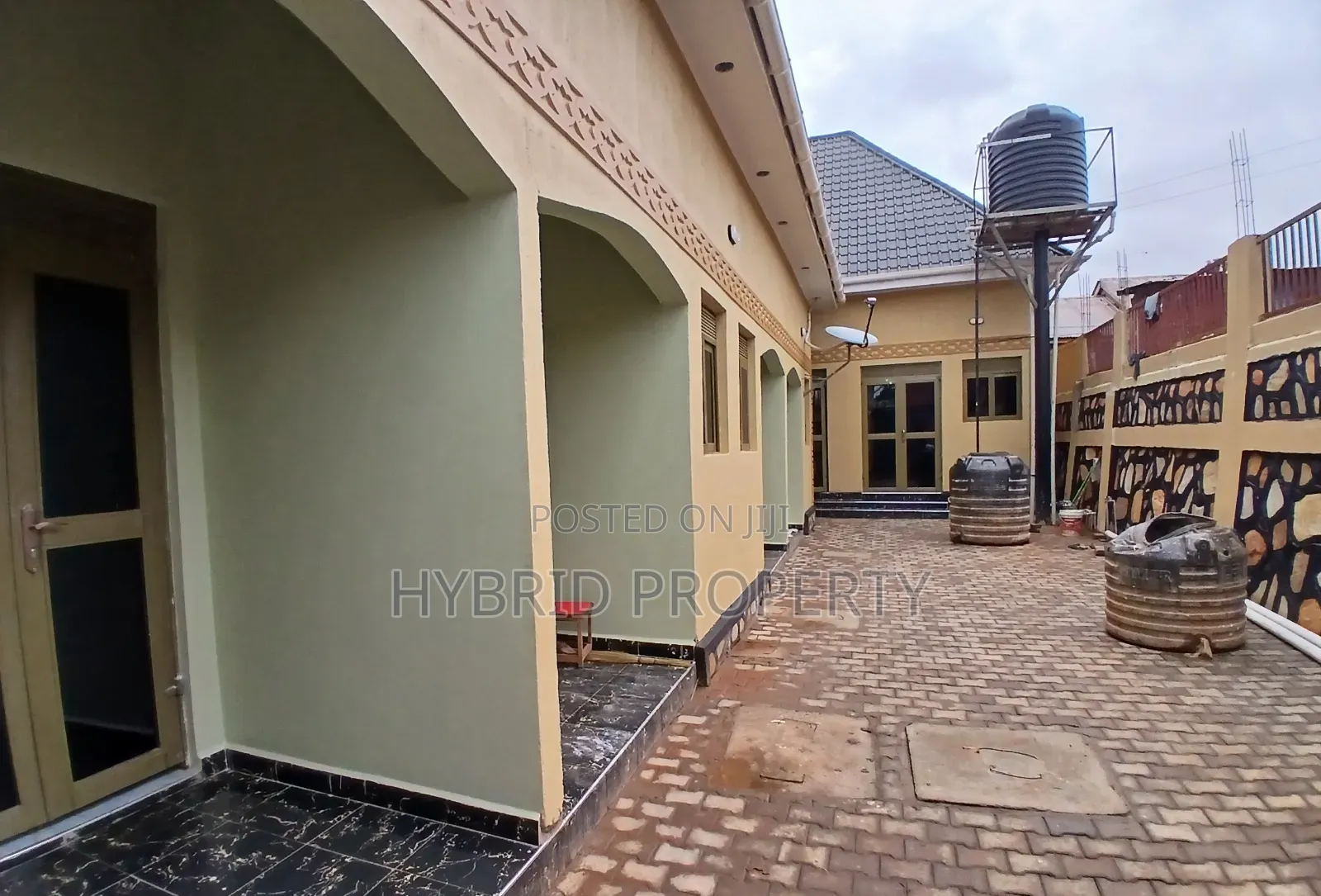 8bdrm Apartment in Kasubi Along Hoima, Rubaga for sale