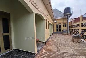 8bdrm Apartment in Kasubi Along Hoima, Rubaga for sale