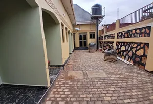 8bdrm Apartment in Kasubi Along Hoima, Rubaga for sale