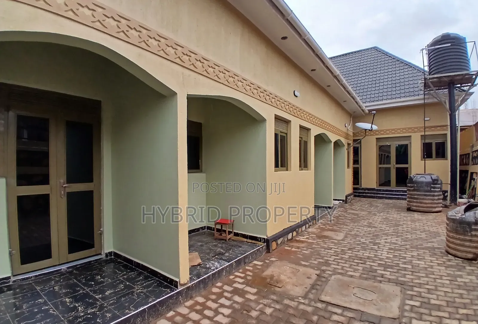8bdrm Apartment in Kasubi Along Hoima, Rubaga for sale