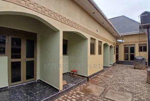 8bdrm Apartment in Kasubi Along Hoima, Rubaga for sale