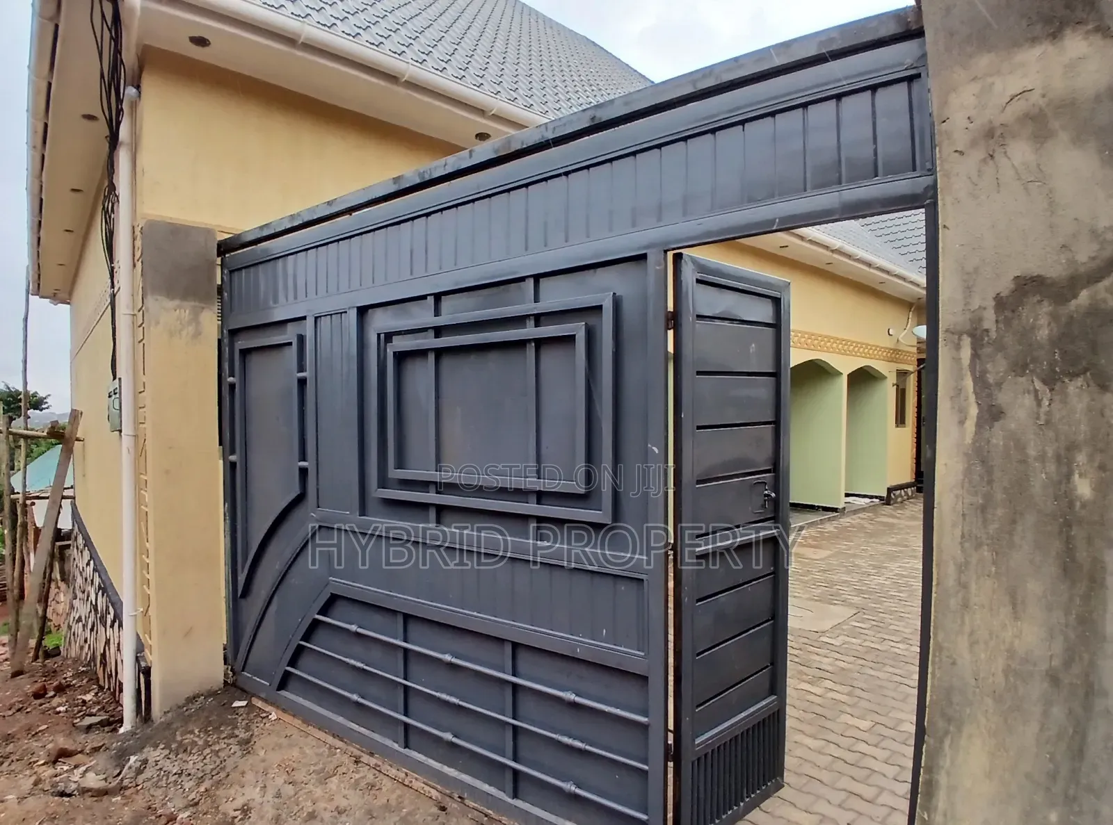 8bdrm Apartment in Kasubi Along Hoima, Rubaga for sale