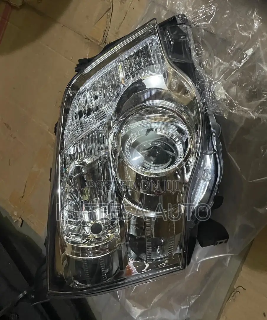 Noah 2012 Headlight